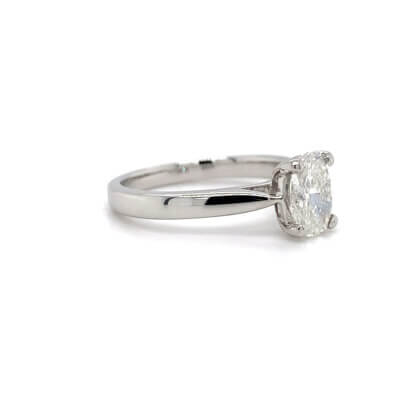 Pre-Owned 1.00ct Oval Brilliant cut Diamond Classic Engagement ring set in Platinum